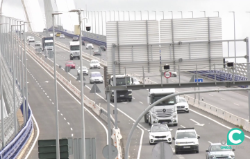 Imagen del Puente de la Constitución por donde los romeros saldrán por primera vez camino del Rocio