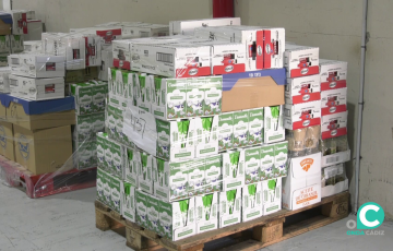 Paquetes de ayudas para colectivos de necesitados en un almacen de Cádiz en una imagen de archivo