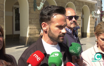 David de la Cruz atiende a los medios de comunicación en la puerta del Ayuntamiento