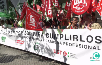 Un momento de la manifestación en la sede de la Delegación territorial de Salud.