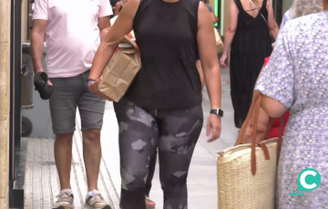 Transeúntes por una calle céntrica de la ciudad