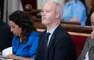 El secretario general del PSOE, José Ramón Ortega, en una sesión plenaria en el Ayuntamiento de Cádiz. 