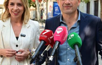 El presidente provincial del PP, Bruno García, acompañado por la secretaria del partido en Cádiz, Almudena Martínez. 