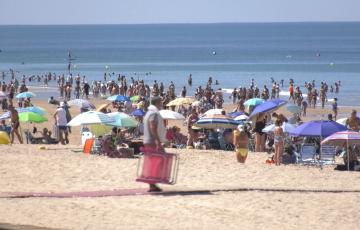 El aspecto que mostraba esta mañana la playa de la Victoria en Cádiz.