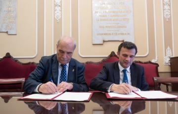 Firma de convenio entre Ayuntamiento y Consejo Local de Hermandades y Cofradías de la ciudad.
