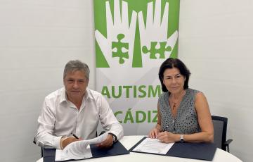 Momento de la rubrica del nuevo acuerdo con los representantes de sendas instituciones