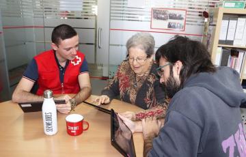 Voluntarios atienden a una persona mayor uno de los colectivos más vunerables en la actualidad