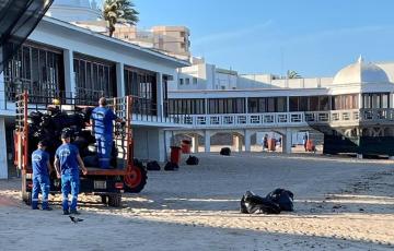 Playa de la Caleta tras la limpieza de los operarios por la noche de San Juan