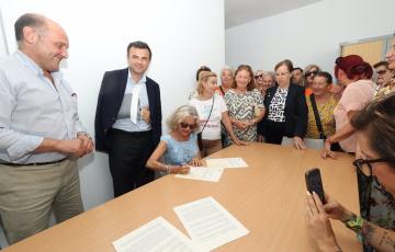 Autoridades y representantes del colectivo social presentes en el acto de entrega