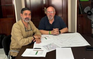 El concejal delegado de Movilidad con el vicepresidente de AVV. Loreto, Francisco Orellana durante la reunión