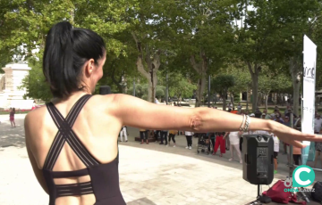 Una monitora conduce una de las sesiones de la cita en la plaza de España.