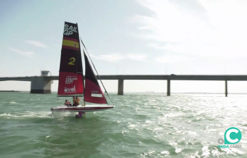 El espectáculo de los grandes velocidades a vela de nuevo presentes en las aguas gaditanas