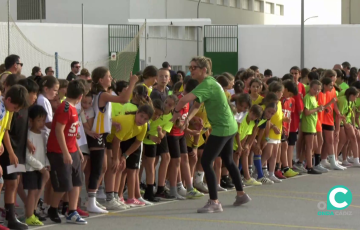 Un monitor interviene en una de las actividades del centro marianista