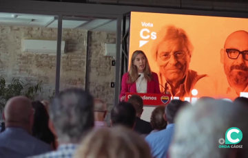 La cándidata de la formación naranja interviene en un acto de campaña