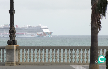 Uno de los navios rumbo al muelle gaditano desde la Alameda