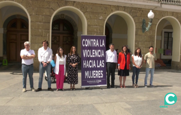 El alcalde junto con distintos concecales en el respetuoso acto