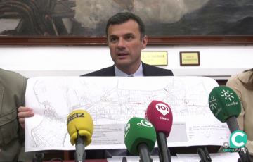 El alcalde durante su comparecencia en rueda de prensa en este viernes.