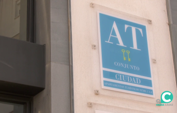 Cartel de una vivienda turística en el centro de la ciudad