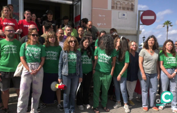 Alumnos y docentes se unieron a la reivindicación a las puertas del histórico instituto
