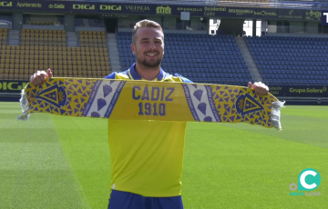 La nueva incorporación a la disciplina amarilla posa sonriente sobre el cesped del coliseo cadista