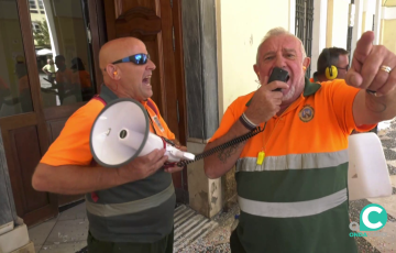 Un momento de la concentración a las puertas de la casa consistorial