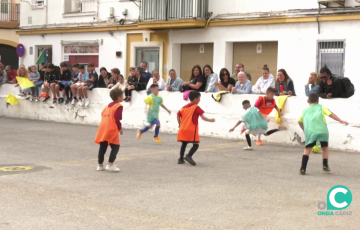 Pequeños en un partido de pelota en una plaza del barrio de La Viña