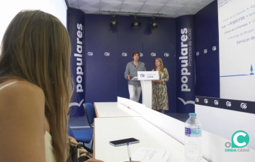 La senadora del Partido Popular Teresa Ruiz Sillero y el diputado nacional Miguel Sastre durante la rueda de prensa