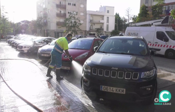 Un operario de limpieza riega en una calle de la barriada de Guillén Moreno en una imagen de archivo
