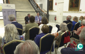 Numeroso público arropó el acto en el salón de entrada de la institución