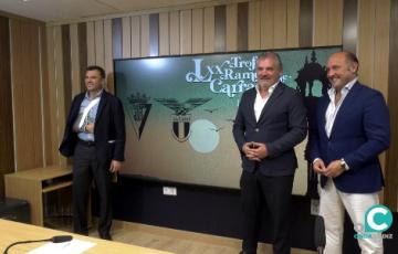 Las autoridades posan para los medios gráficos tras la presentación del Trofeo