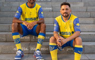 Ambos jugadores posan con la indumentaria del club gaditano (Foto: CD Virgili Cádiz)