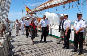 La ministra de Defensa a bordo del buque escuela