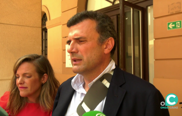 El alcalde de Cádiz atendiendo a los medios de comunicación este lunes. 