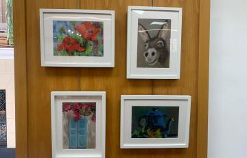 Algunos de los trabajos que se exponen en la sala Cigarreras del Centro Integral de la Mujer. 