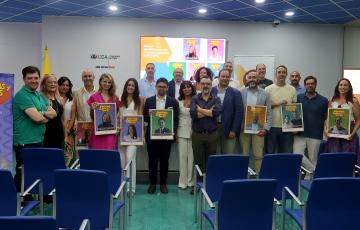 Foto grupal de los galardonados al final del acto