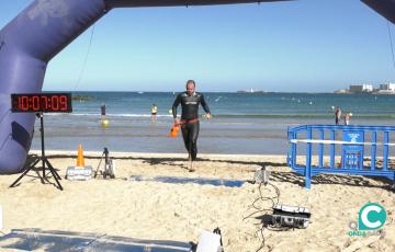 Ildefonso Barrera, nadador del Utrera Acuática, llegando a meta en la Playa de Santa María. 