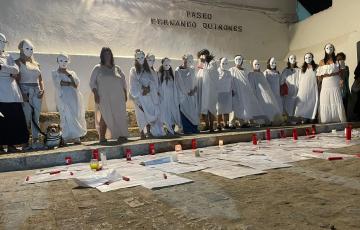 La vigilia convocada por el colectivo Somos Ellas finalizó en la Puerta de la Caleta.