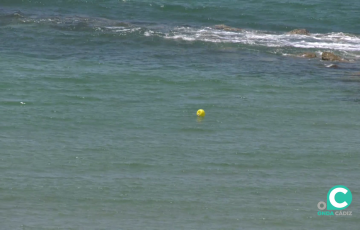 Se impide entrar en el agua hasta una distancia en 50 metros a cada lado del vertido