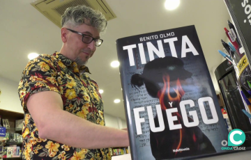 El escritor Benito Olmo, uno de los autores gaditanos más conocidos en el mundo de las letras.