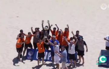 La plantilla celebra el titulo tras el último partido.