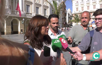 La concejal de Adelante Izquierda Gaditana, Helena Fernández, atiende a los medios de comunicación