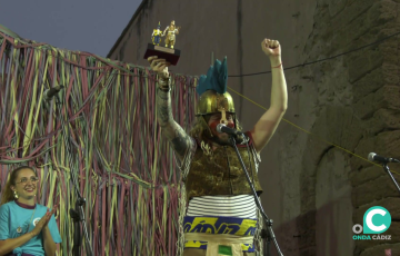  Carlos Pérez muestra su alegría al ser reconocido tras su intervención