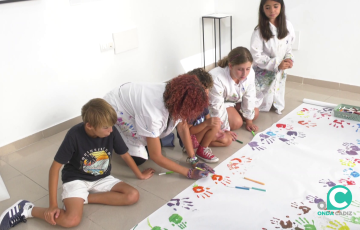 Monitores y alumnos durante el desarrollo de la divertida actividad