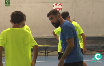 Saúl Olmo con los jóvenes participantes en una de las sesiones.