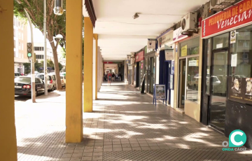 Comercios en la avenida Ana de Viya de la capital gaditana.