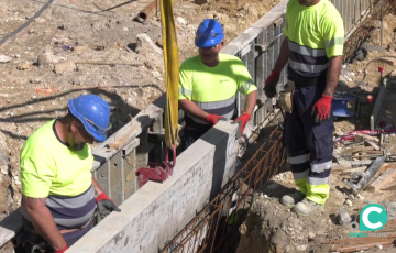 Imagen de una obra en la ciudad durante el verano