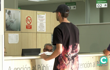 Un demandante en una oficina de empleo de Cádiz