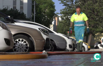 Un operario de limpieza en pleno baldeo de una calle de la ciudad