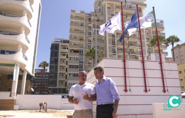 El alcalde y el teniente de alcalde responsable de Playas presidieron el acto de la izada de las enseñas