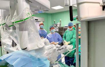 Este robot permite al cirujano tener una visión tridimensional del campo quirúrgico.